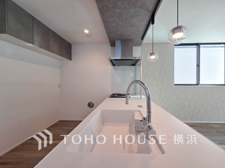 スタイリッシュな対面キッチンは開放感があり、家族との会話を楽しみながら調理ができます。収納も充実しています。