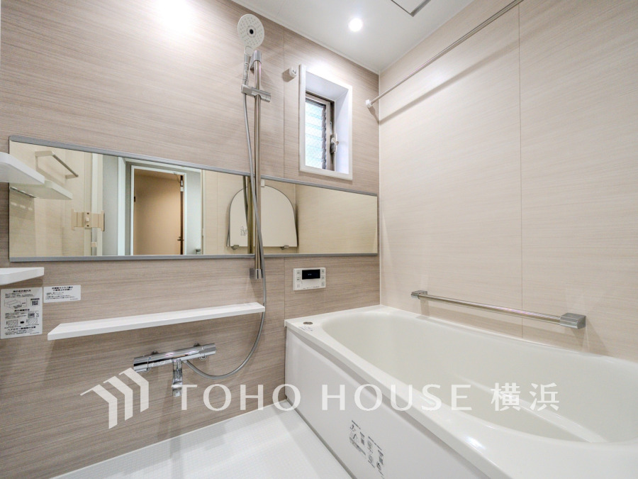 心地よいリラックスを叶える清潔感溢れる美しい空間。快適で機能的なバスルームです。
