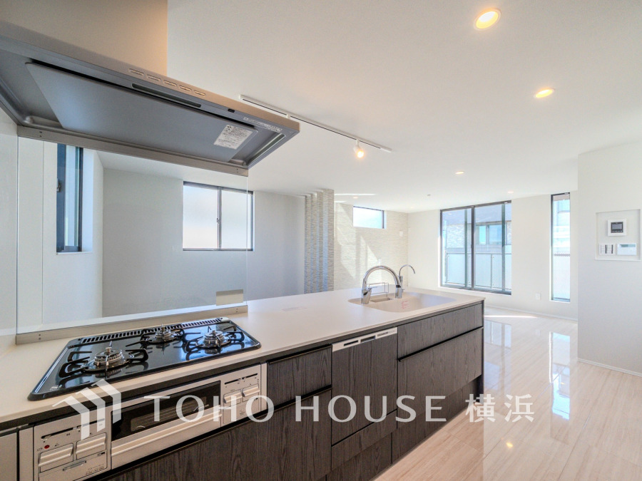 プライベートスペースを彩るインテリアとしての美と、快適な日常を支える機能性と強さがひとつになったキッチンです。開放的な対面カウンターキッチンはリビングと一体感のある空間。