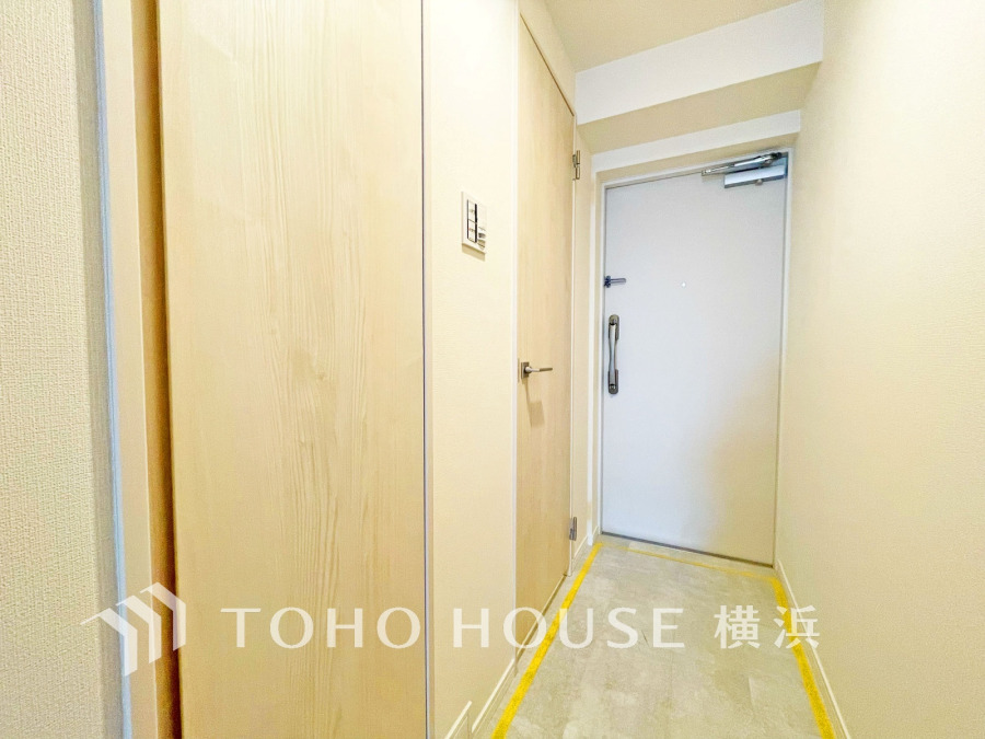 豊かなプライベートタイムへ誘うモダンテイストな玄関。デザインや素材が美しい調和を奏でている空間です。お客様をお迎えする玄関は落ち着いた雰囲気です。