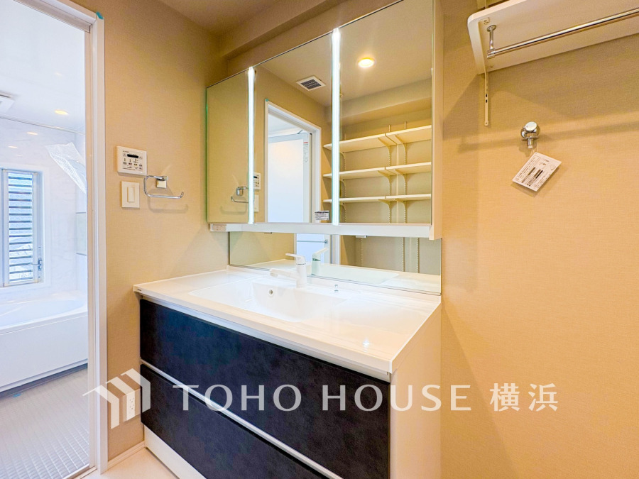 脱衣スペースを含む空間はゆとりの広さを設け、また洗面化粧台にも収納スペースを設ける事により、散らかりやすい洗面スペースをスッキリ保てます。