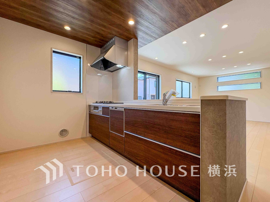 内装の主役でもあり、日常活躍する重要な水回りでもあるからこそ機能性・デザイン性に力を入れております。お手入れのしやすいシステムキッチンを採用しております。