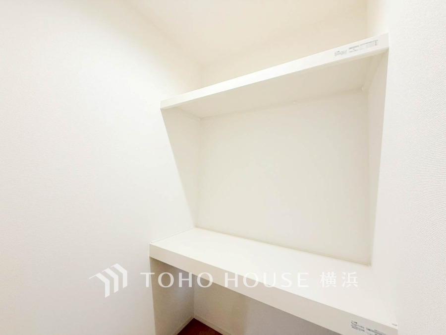 キッチンにはパントリーとしてお使い頂くこともできる、ゆとりある納戸をご用意。見やすく取り出しやすい配置の棚や、大きなものを収納しておける広さなど、使い勝手にも配慮されています。