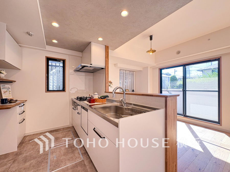 デザイン性だけでなく、機能性も高いシステムキッチンには食洗機を設置し、家事負担を軽減。背面には室内の雰囲気に合わせた大容量のカップボードを造作。