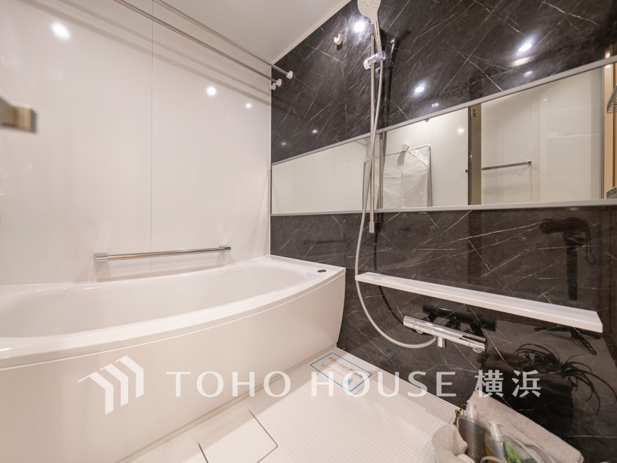 1日の疲れを取り心身を癒すことができる住まいの中のリラクゼーション空間、バスルーム。落ち着いた気分でお過ごし頂けるよう、シックなカラーで上質感を演出しました。