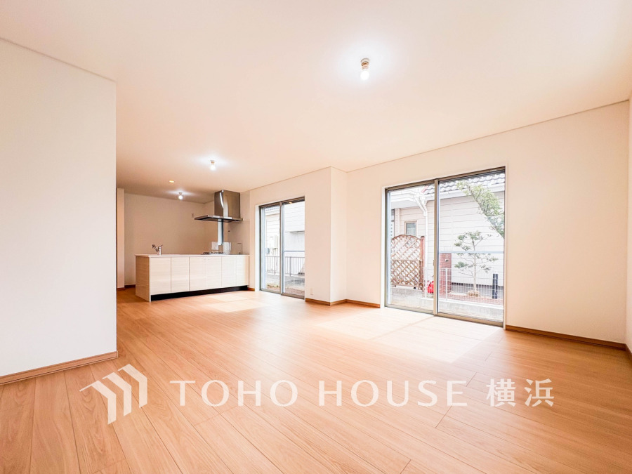 家族みんなが爽やかに健やかに過ごせるように、溢れる光をたっぷり取り込んだリビングダイニング。集いの場、憩いの場としての快適性を求めたやすらぎの空間です。