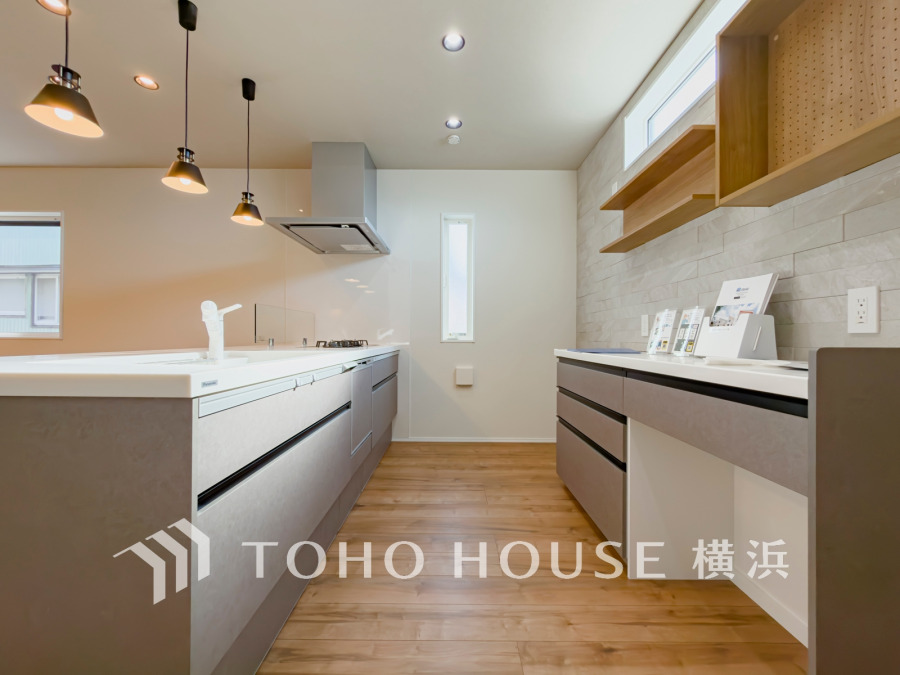 長い時間滞在するキッチンだからこそ、食事の準備を楽しい時間に、忙しい時でもスムーズに作業できる、お手入れも簡単にできるなど、毎日を楽しくするキッチンスペースに仕上げました。