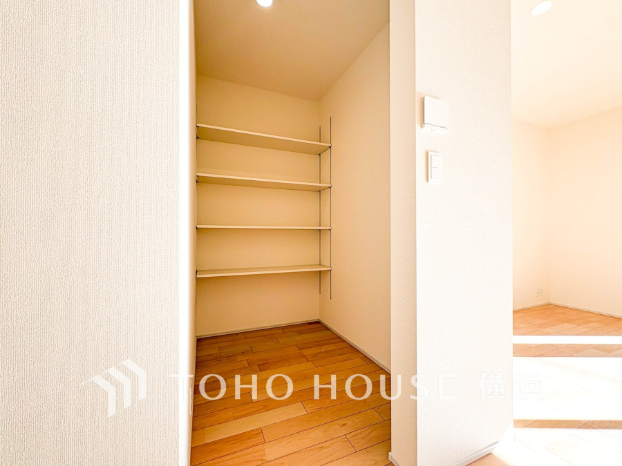 収納に便利な可動式棚付きの大型パントリー。キッチンがすっきり片付きます。