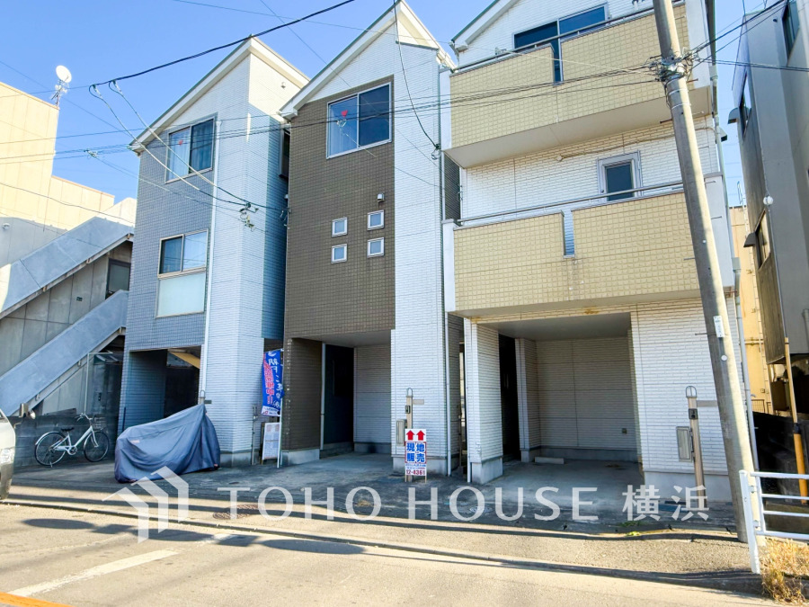 スタイリッシュな3階建ての新築住宅。ビルトインカースペース付きです。