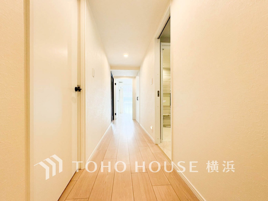 明るく清潔感のある廊下は、ナチュラルなフローリングで温かみを演出し、快適な住空間を実現しています。
