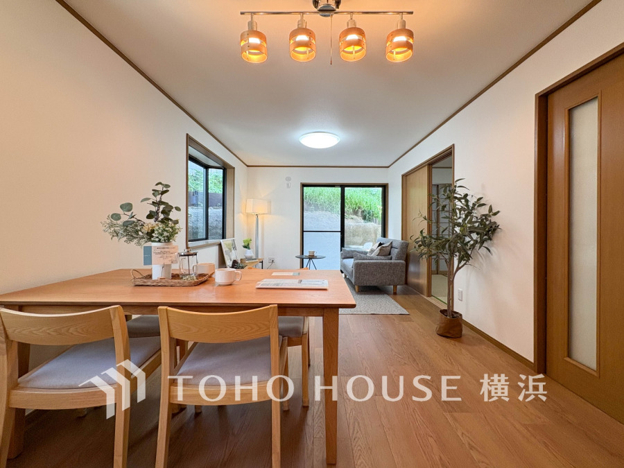 開放的な広さと３面採光がもたらす、光溢れ豊かな居住空間はこの住まいのクオリティを感じさせてくれます。豊かな時間が流れるこの場所に暮す喜び