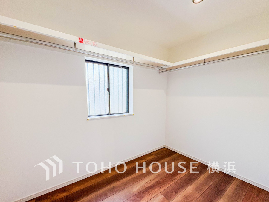 ひと目で収納物を確認できるウォークインクロゼットは、ゆとりの広さを備えた大型収納。数多くの衣類に加え、足元には引出しや衣装箱、シューズボックスなども収納することができます。