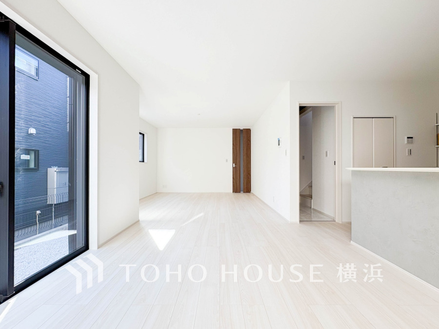 大きな窓から自然光が差し込む開放的なリビング。明るく清潔感あふれる空間で快適な生活を実現します。