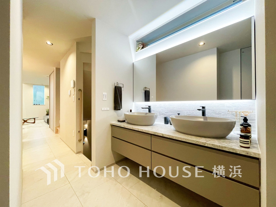 2階洗面スペースは、ダブルボウルで朝の忙しい時間も快適に使えます。収納も充実しています。