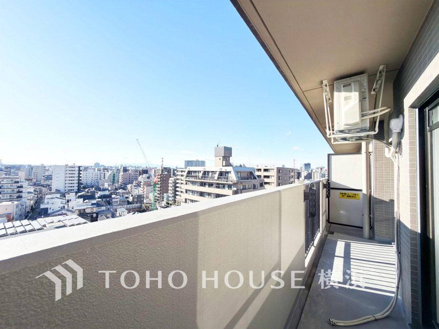 陽射しとともに、少しずつ装いを変える街の景観から、星空が地上に映りこむかのような夜景の煌きまで、この街ならではの美しい風景。