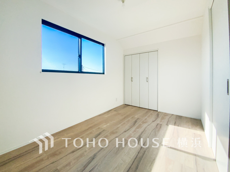 ひとりの時間をゆったり過ごしたり、静かな環境で趣味に打ち込んだり、自分時間を快適に過ごすプライベートルーム。大きな窓で彩られた空間は、心地よい風と伸びやかな眺めを愉しむ特等席に。