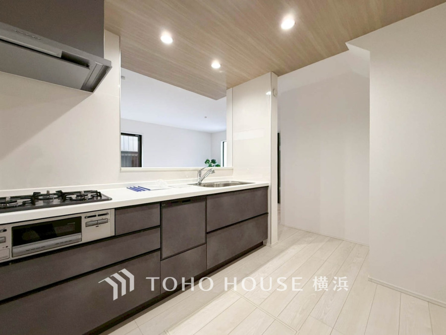 木目天井と白を基調とした明るく開放的なキッチン空間。収納力もあり使い勝手良好です。