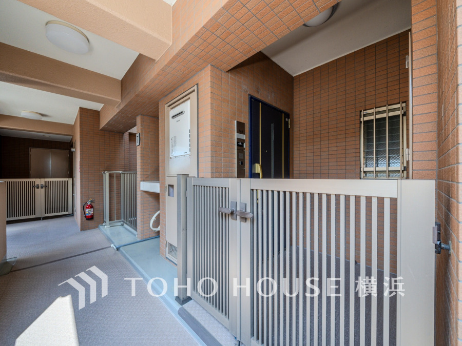 マンションながら戸建感覚で、ゆったりプライベート感のある門扉付き玄関ポーチ。居住者の帰り、訪れる方を優しく迎え、安らぎに満ちた生活空間を予感させてくれます。