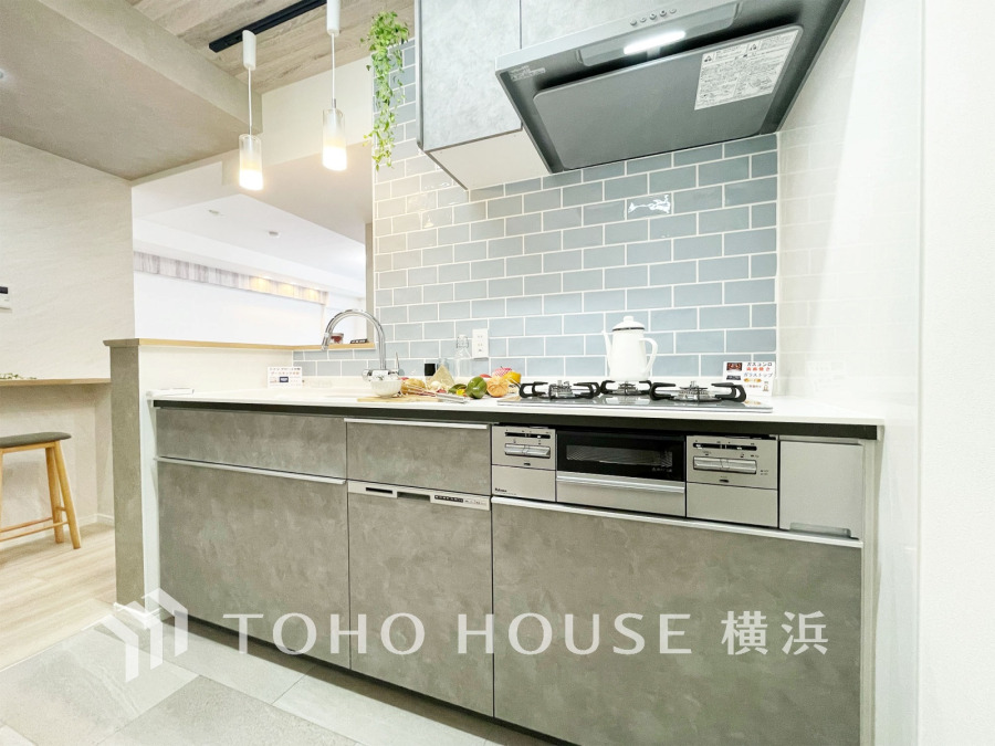 多彩な機能と洗練された美しいデザイン、細やかな優しさが毎日を演出します。プライベートスペースを彩るインテリアとしての美と、快適な日常を支える機能性と強さが一つになったキッチン。