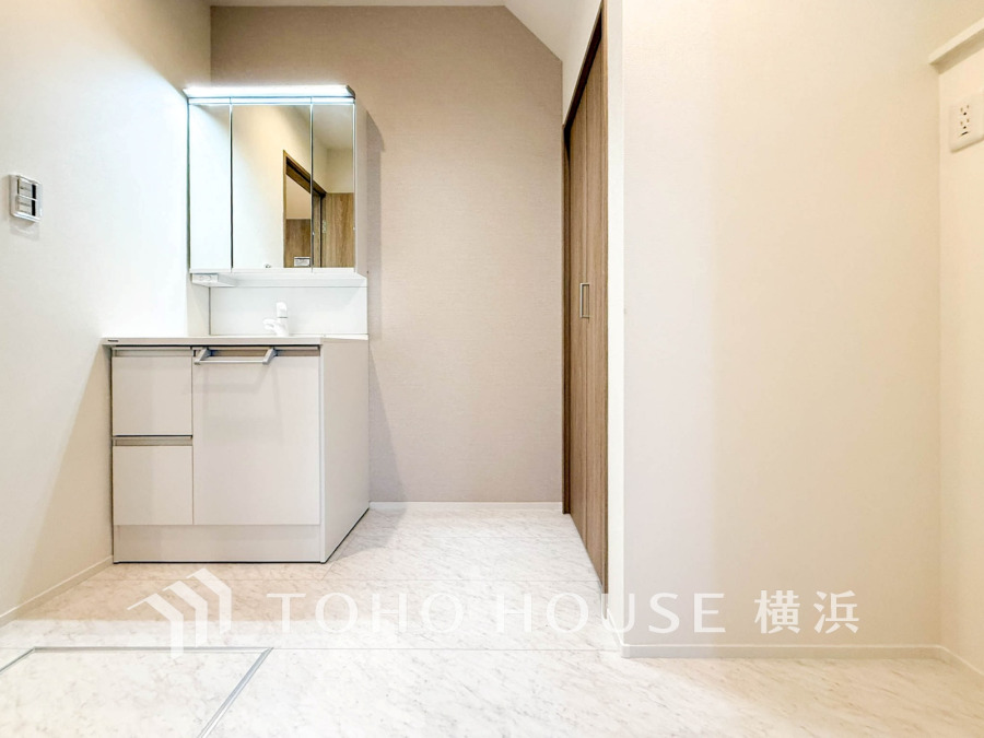 落ち着いた空間を演出するカラーと、ゆったり落ち着いてお使い頂ける広さが魅力のパウダールーム。居室からも独立しており、プライベート空間を保ちます。