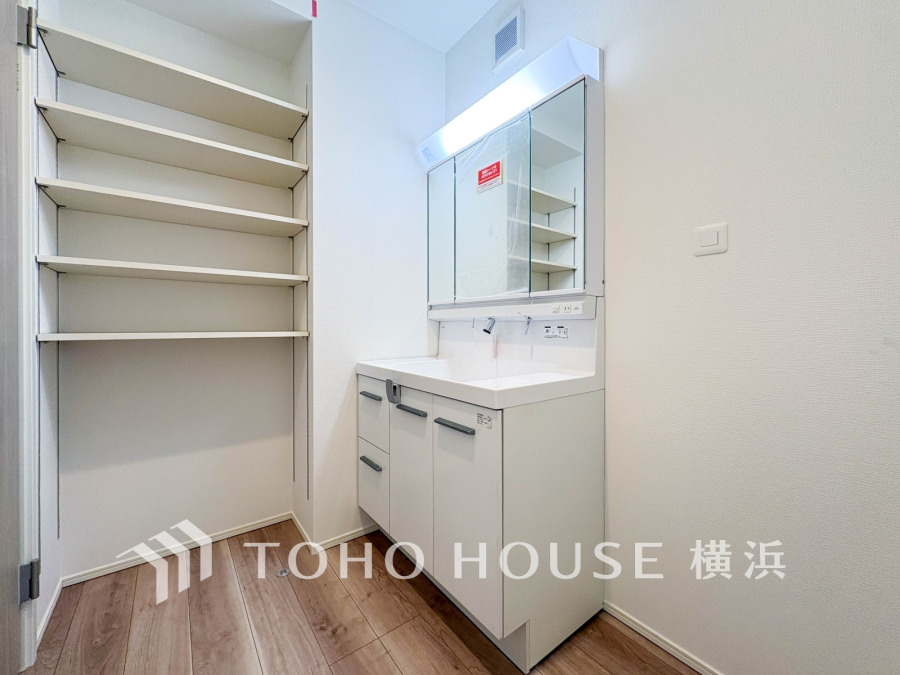 平日の朝であっても、落ち着きとくつろぎを感じられる。歯磨き粉が行方不明になるようなごちゃごちゃ感も解消。コーディネートされた空間で気持ちよく身だしなみを整えられます。