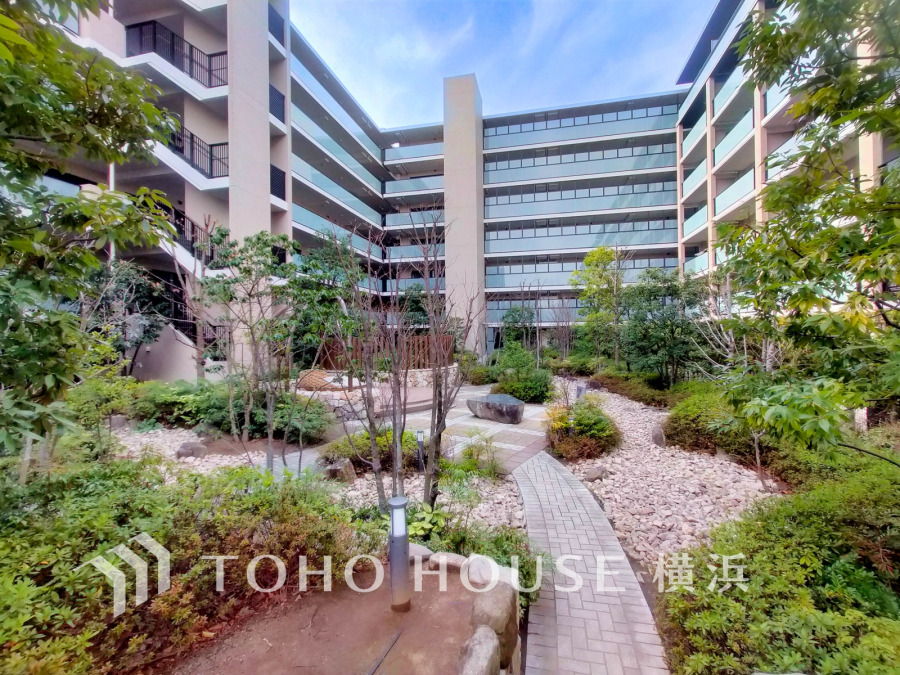 翠の瑞々しい香りに包まれた豊かな中庭。住人だけの憩いのスペース。穏やかな寛ぎの空間が演出されています。