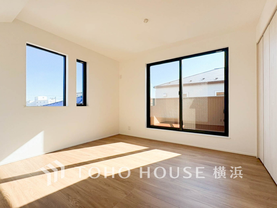 穏やかな風と陽光を導き、プライバシーに配慮された設計プランを採用し、居住性を一段と心地よいものにしています。明るく開放的な空間を演出しております。