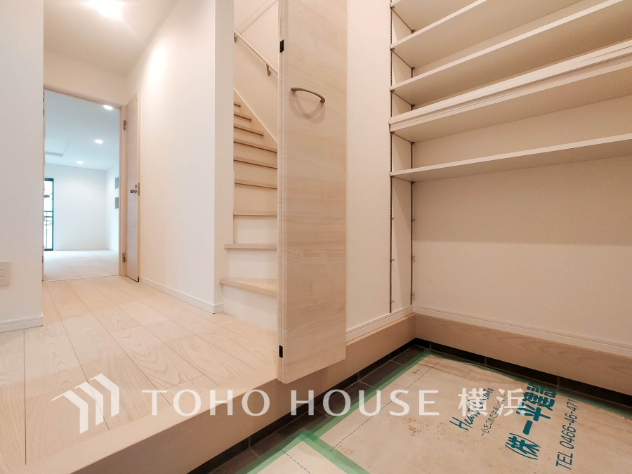 清潔感溢れる玄関がお出迎えする本邸宅の物語は、ここから始まる日常を期待させます。この場所には「希望」と「優越」で包み込んでくれる「特別」な空間があります。