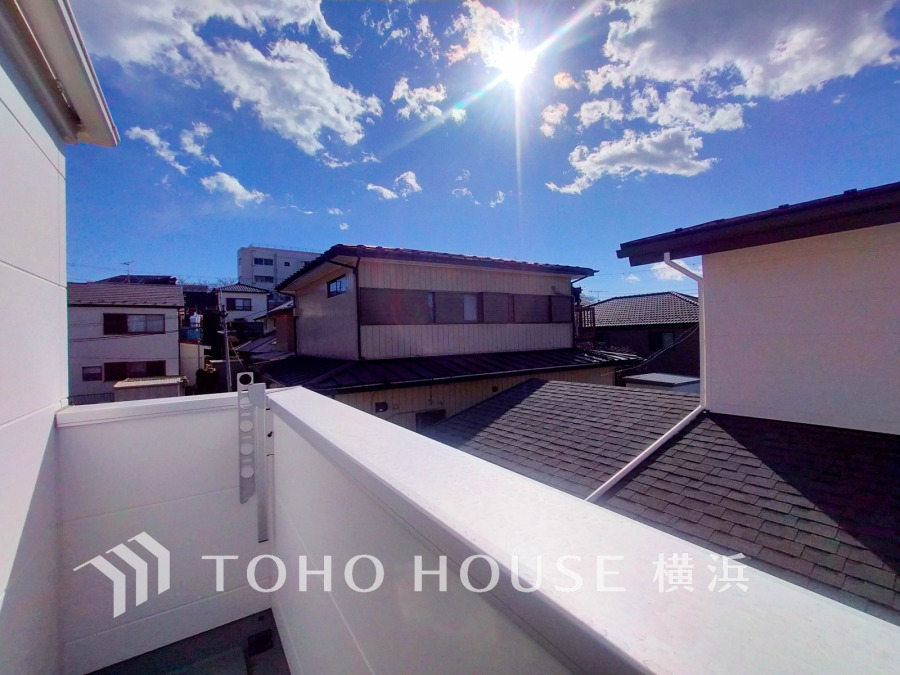 たっぷりの陽光が差し込むバルコニー。健やかな暮らしを守る太陽の恵みを存分に享受できます。爽やかな風と暖かな陽射しが紡ぐハーモニーが日々の暮らしのBGMになることでしょう。