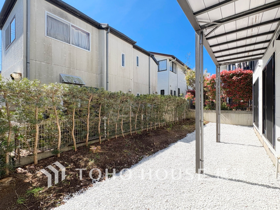 陽当たり良好な庭付きテラス。プライバシーを確保しつつ、ゆったりとした外部空間が魅力です。