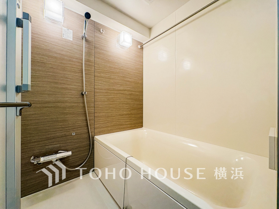 上質が感じられる質感とカラーリングで、清潔な空間美を実現。一日の疲れが癒される優雅なバスタイムを堪能できるゆとりあるバスルームです。