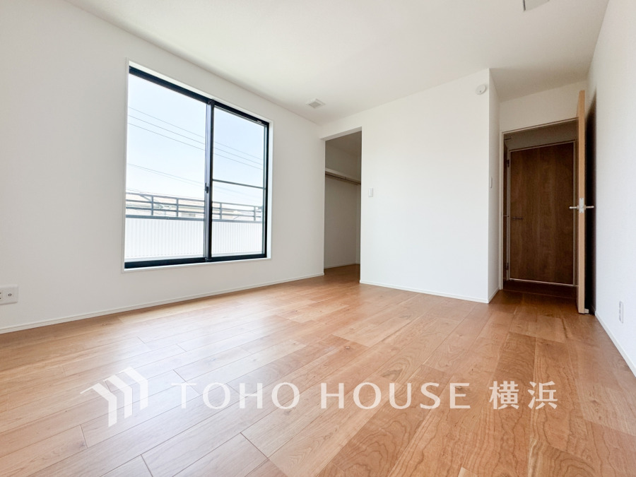 穏やかな風と陽光を導き、プライバシーに配慮された設計プランを採用し、居住性を一段と心地よいものにしています。明るく開放的な空間を演出しております。