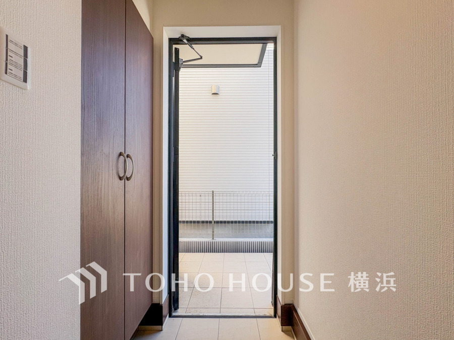 トールサイズのシューズボックスを設置した玄関。