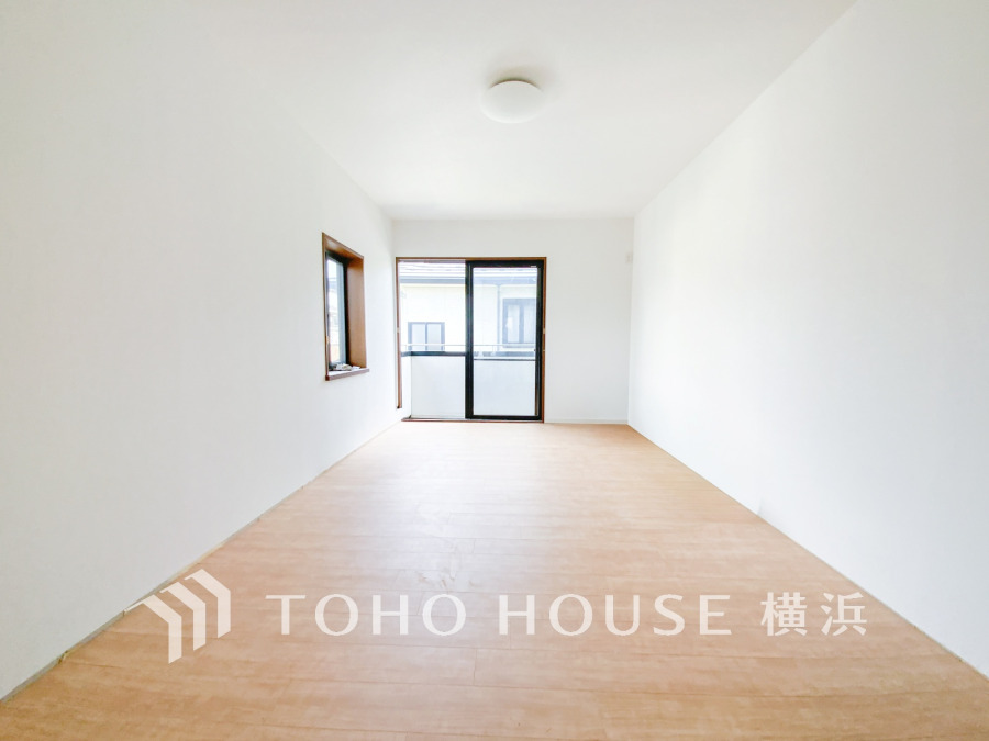 バルコニーに面した明るい洋室。穏やかな陽射しが、ゆったりとした寛ぎの時間を包みます。
