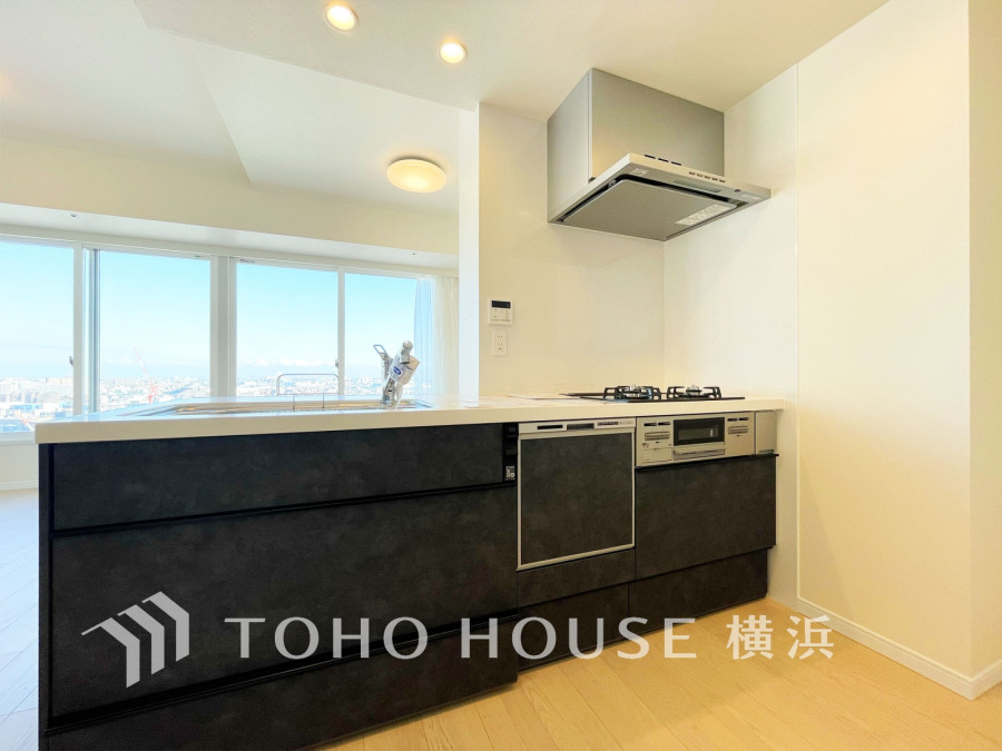 広く取られた対面キッチンは、リビングで寛ぐご家族と会話をしながらお料理が出来ます。高級感のあるカラーで空間をより上質な雰囲気にした、清潔感のあるデザインです。