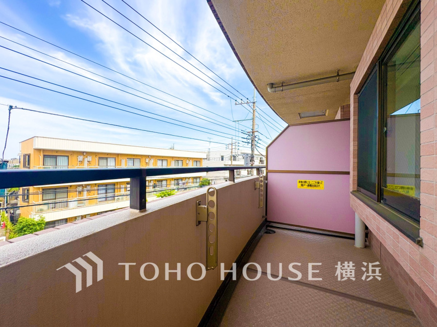 たっぷりと出幅をとったゆとりあるバルコニー空間。