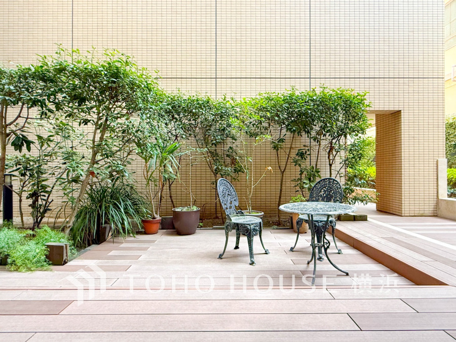 美しくデザインされたエクステリアで演出された緑豊かな空間。
