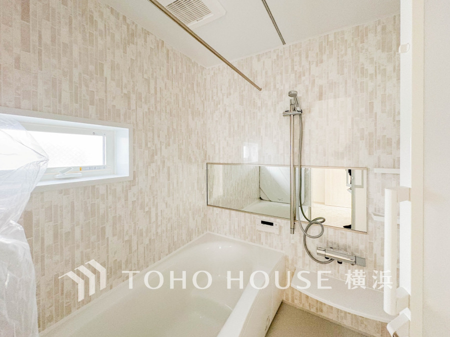 快適な使い心地とゆとりある空間が1日の疲れを解きほぐすバスルーム。空間も浴槽もゆったりのびのび使えるゆとり設計。広く感じるゆとり設計で快適なリラックスタイムを過ごせます。