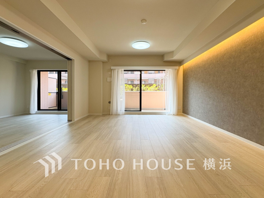 家族みんなが爽やかに健やかに過ごせるように、溢れる光をたっぷり取り込んだリビングダイニング。集いの場、憩いの場としての快適性を求めたやすらぎの空間です。