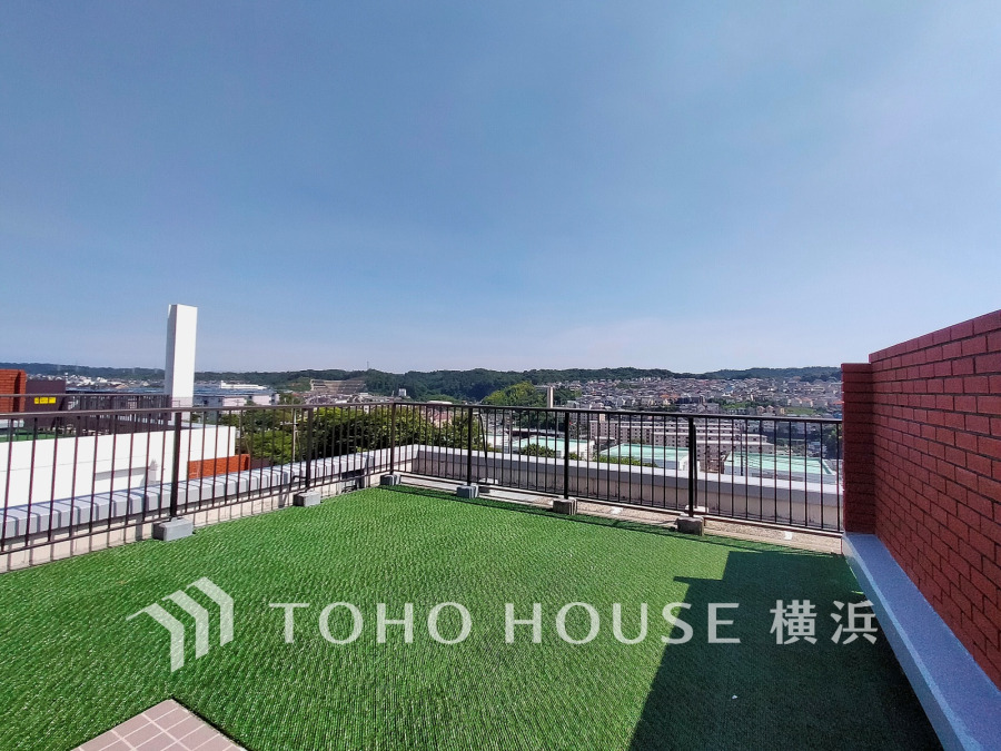 伸びやかな景色が広がる眺望に、心も体もパワーがみなぎる。忙しい日常を忘れ去り、ほっと一息つく時間。青い空がより青く・広く感じられる、そんな環境に包まれたお住まいです。