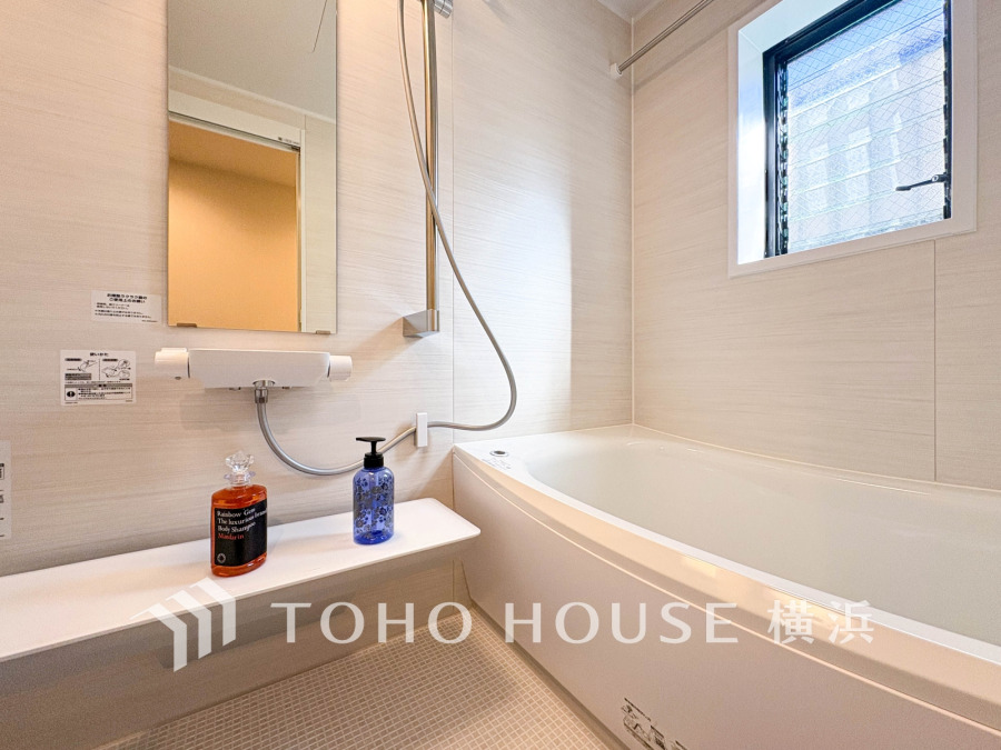 明るい色合いと上質な質感が美しいバスルーム。一日の疲れをさっぱりと洗い流し、寛ぎとリフレッシュのための大切な空間。