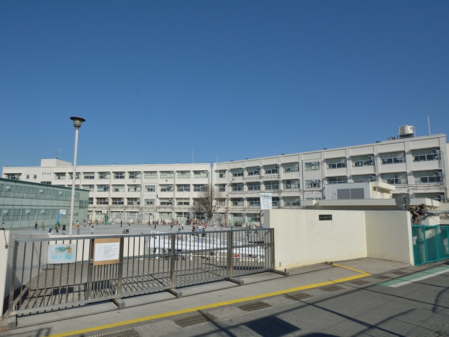 横浜市立本宿小学校　約600ｍ