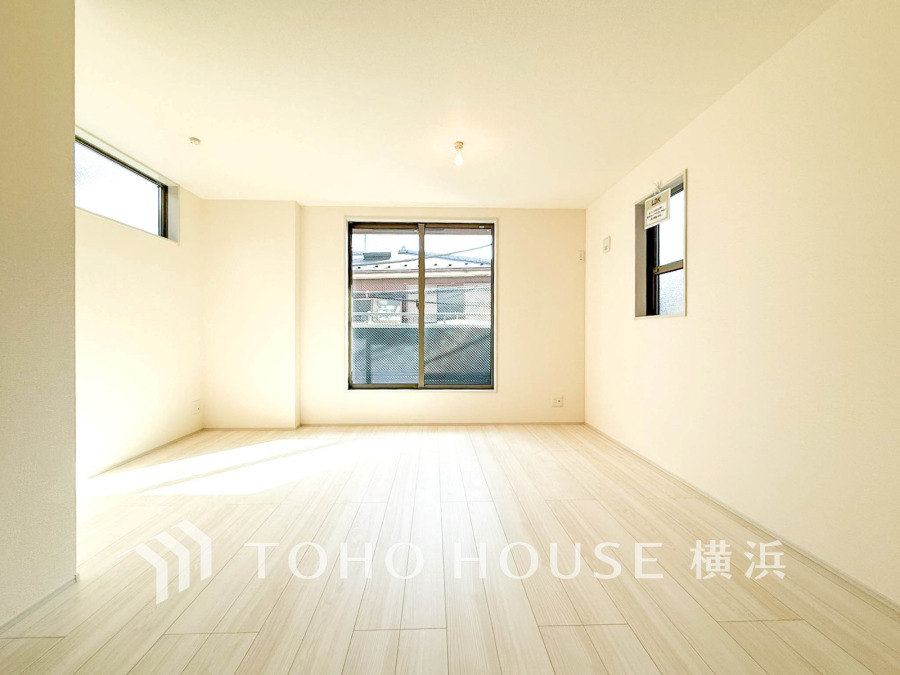 広々としたリビング・ダイニングは、光が広がるシンプルさがお洒落な内装。落ち着いた雰囲気に包まれて、伸びやかな空間のなかで、ゆったりと家族団らんのひとときを過ごせます。