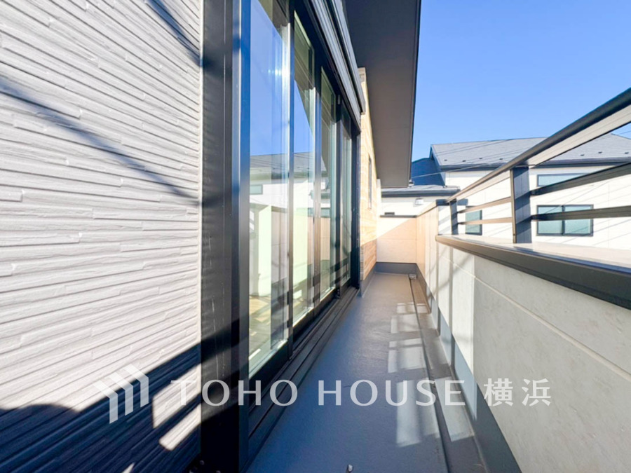 たっぷりの陽光が差し込むバルコニー。健やかな暮らしを守る太陽の恵みを存分に享受できます。爽やかな風と暖かな陽射しが紡ぐハーモニーが日々の暮らしのBGMになることでしょう。