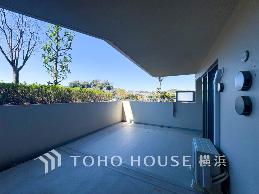 広々としたバルコニーは開放的な空間を演出しながら、プライベート性も確保された空間です。