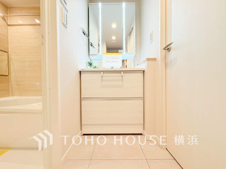 新規交換された洗面化粧台は美しく使いやすい機能が備えられています。