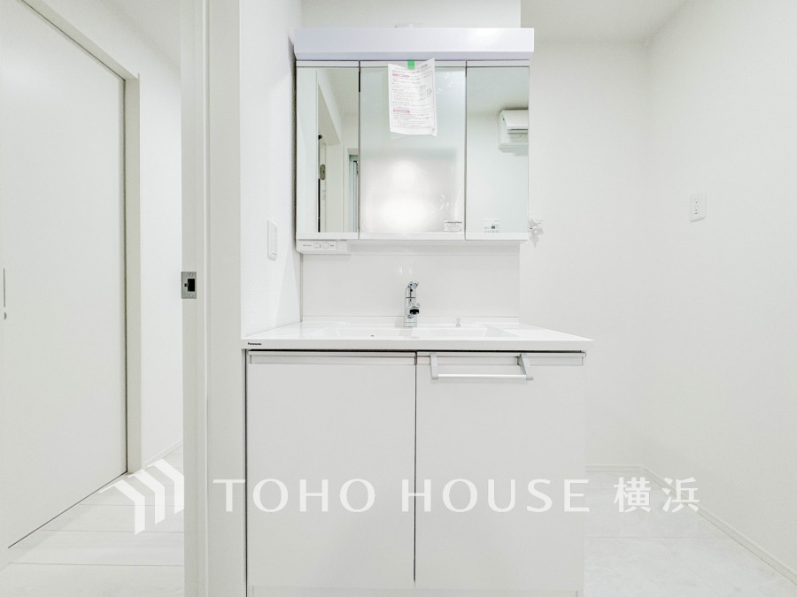 十分な大きさの洗面台は、身だしなみチェックや歯磨きなど、朝の慌ただしい時間でも余裕とゆとりを感じて頂けます。