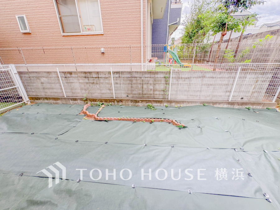 戸建て感覚のプライベート感が魅力の専用庭付き！ガーデニングを楽しんだり、テーブルと椅子を出して、アウトドアリビングとして家族の時間を過ごしたり、楽しみが広がります。