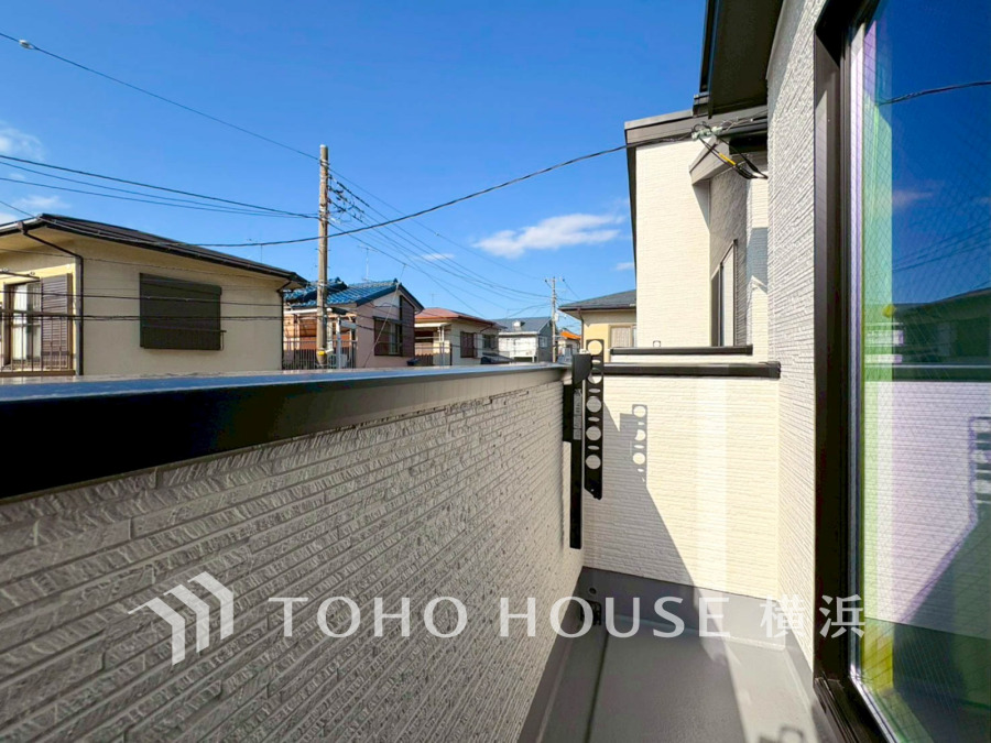 陽当たり良好なバルコニーで、洗濯物も気持ちよく乾きそう。開放感ある快適な屋外スペースです。