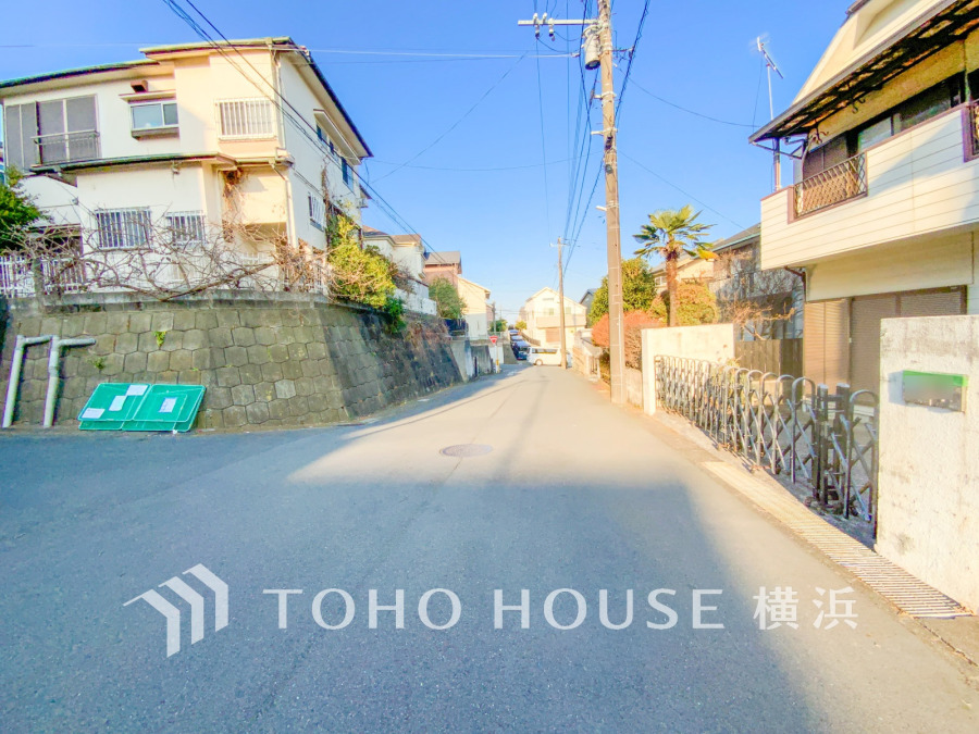 JR横須賀線・湘南新宿ライン「東戸塚」駅、京急線・ブルーライン「上大岡」駅からバス便の閑静な住宅地。豊富なバス便で駅へのアクセスは良好です。